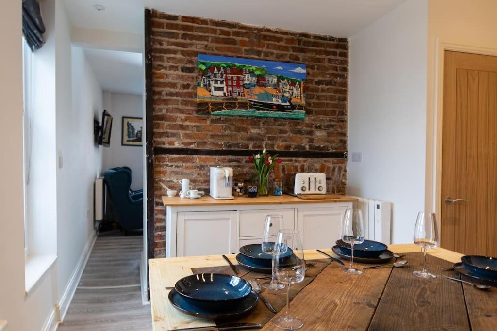 Herring Girl House - Harbourside Property, Sleeps 8 Скарборо Экстерьер фото