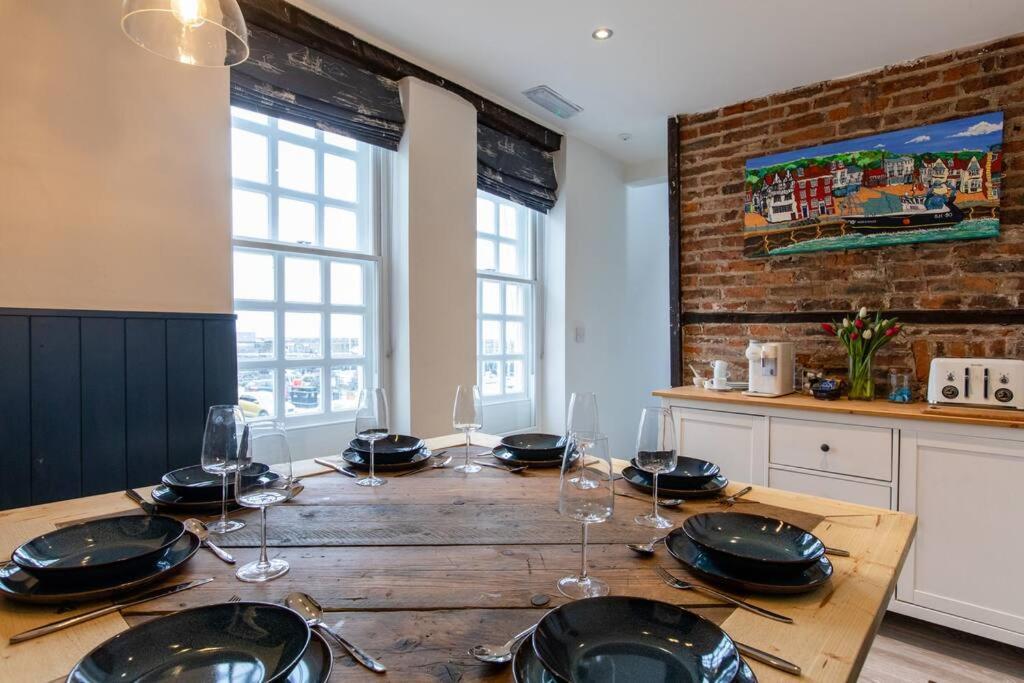 Herring Girl House - Harbourside Property, Sleeps 8 Скарборо Экстерьер фото