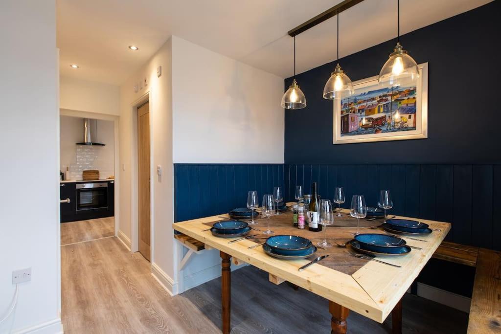Herring Girl House - Harbourside Property, Sleeps 8 Скарборо Экстерьер фото