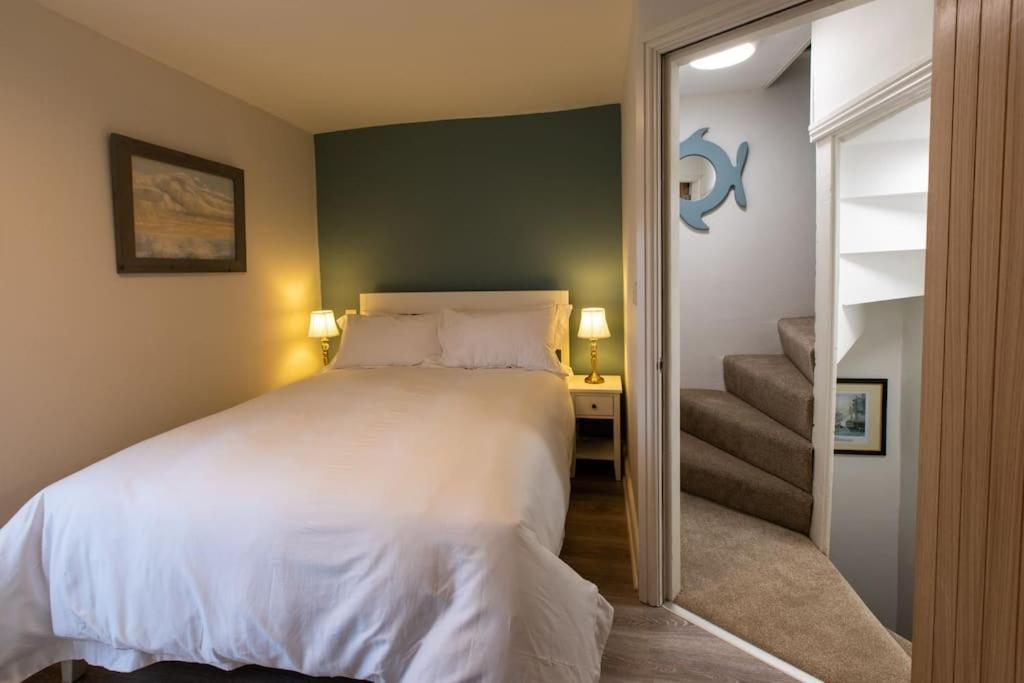 Herring Girl House - Harbourside Property, Sleeps 8 Скарборо Экстерьер фото